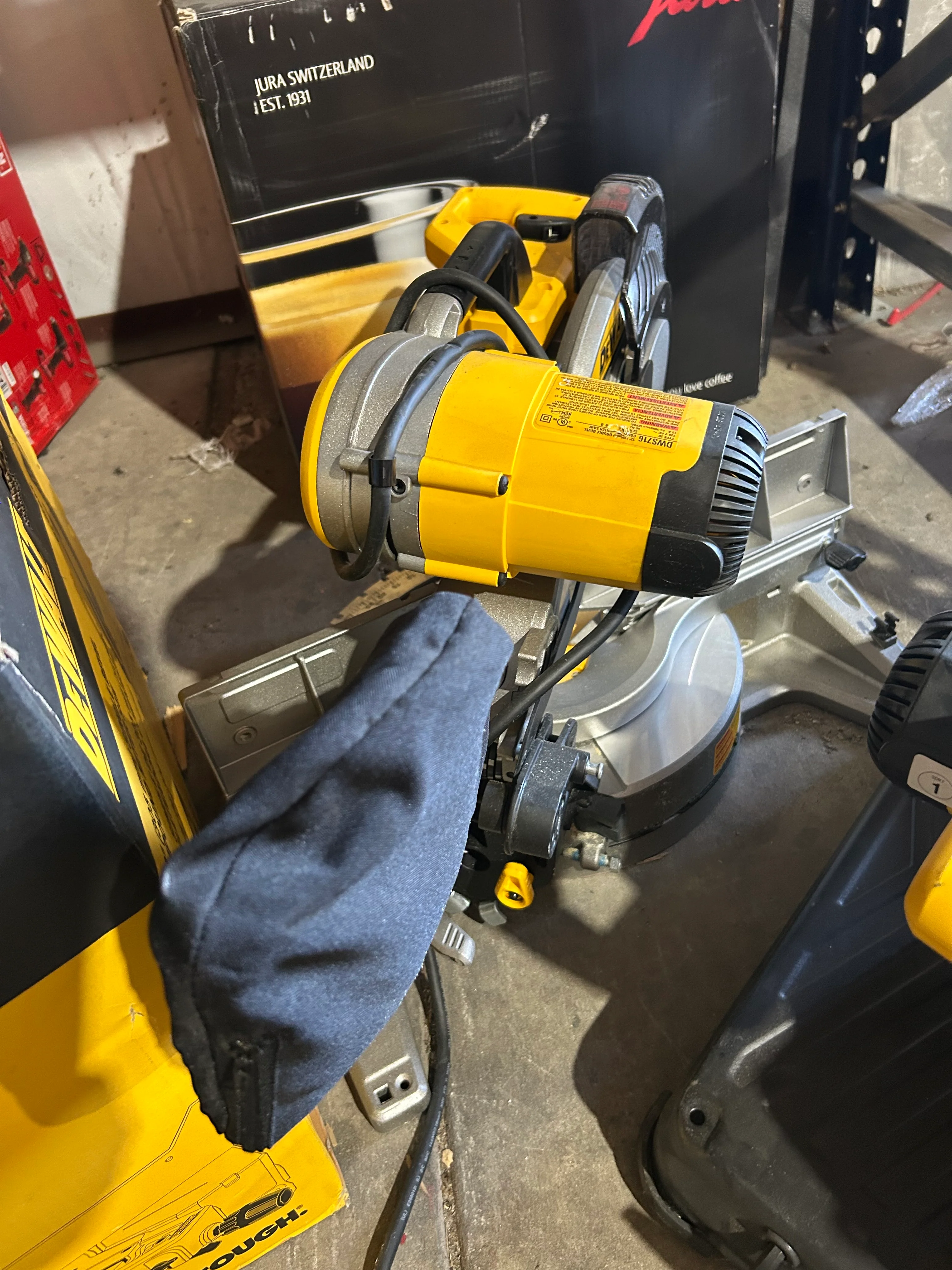 DEWALT 12-in 15-Amp Dual Bevel Compound Corded Miter Saw (USED) - Image 3
